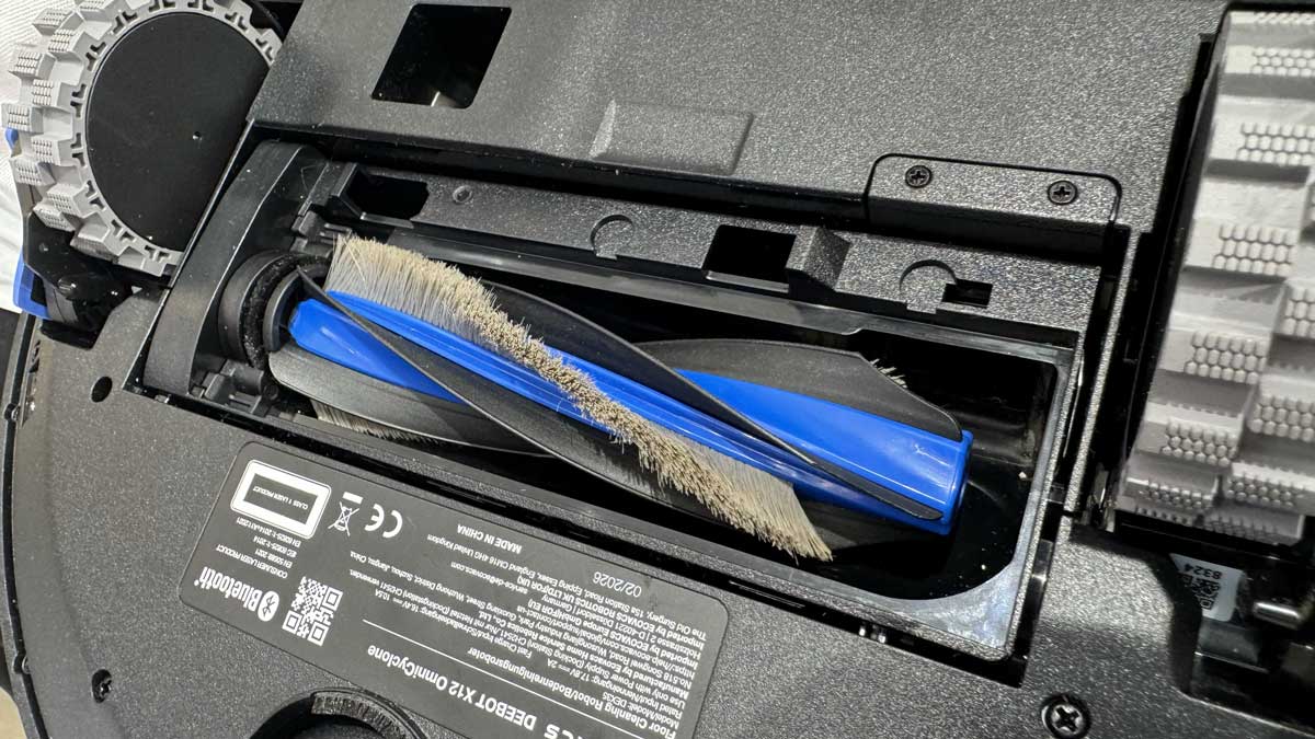 Gros plan sur la brosse conique ZeroTangle 4.0 du Deebot X12 conçue pour guider cheveux et poils vers la bouche d’aspiration