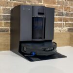 Ecovacs Deebot X12 OmniCyclone posé dans sa station OmniCyclone pour la vidange, le lavage et le séchage automatisés