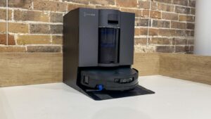 Ecovacs Deebot X12 OmniCyclone posé dans sa station OmniCyclone pour la vidange, le lavage et le séchage automatisés