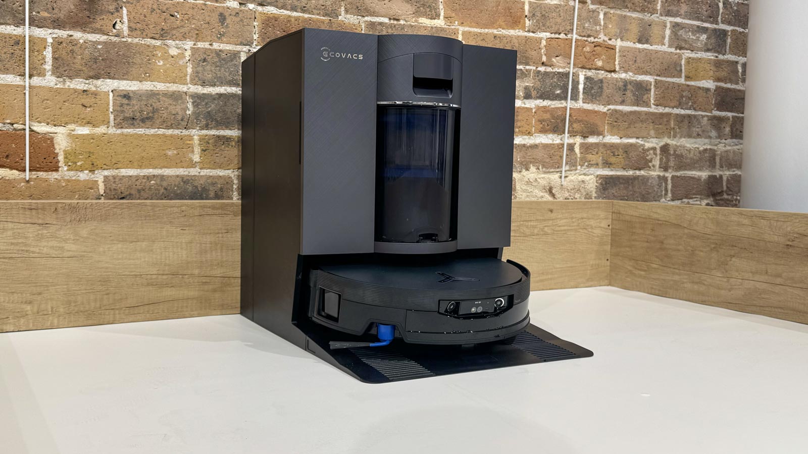 Ecovacs Deebot X12 OmniCyclone posé dans sa station OmniCyclone pour la vidange, le lavage et le séchage automatisés