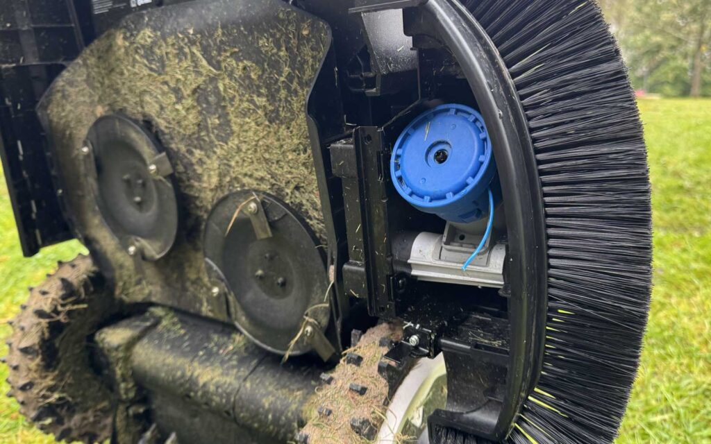 Vue du dessous du robot Ecovacs Goat montrant le module de coupe-bordure TruEdge avec son fil de coupe.