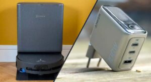 Ecovacs Deebot T90 Pro Omni à gauche du chargeur Anker USB‑C 100 W