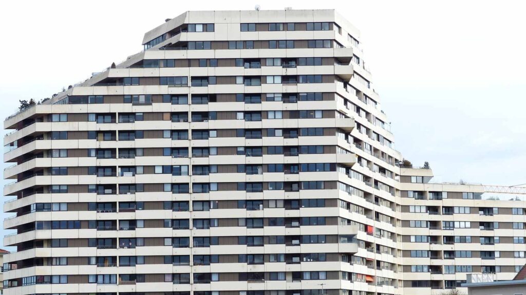 Immeuble de logements sociaux concerné par la sortie du chauffage au gaz en France