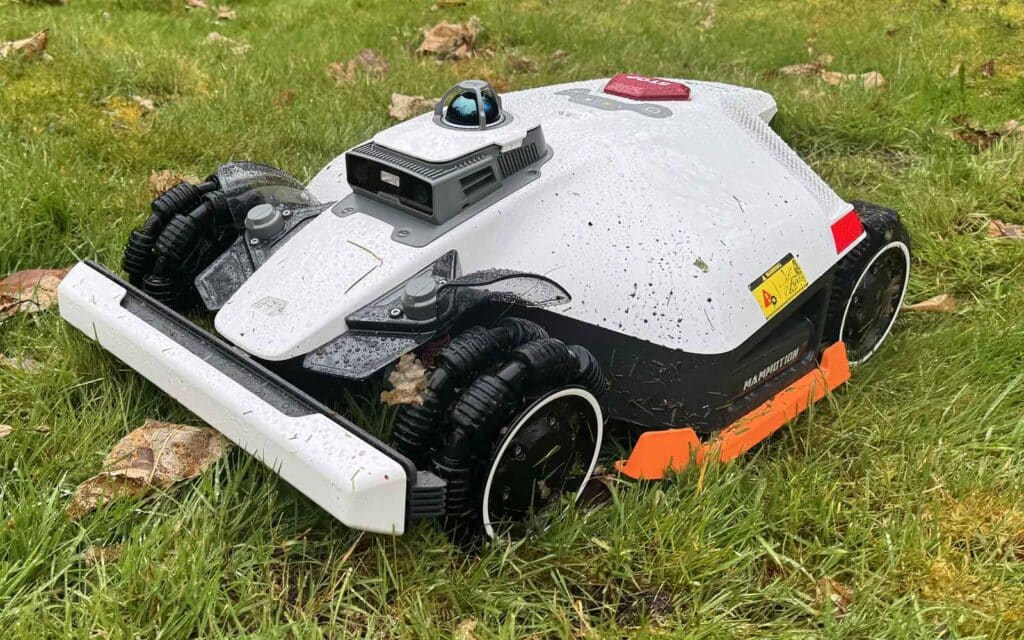 Robot tondeuse Mammotion Luba 3 AWD Lidar, modèle 1 500 m², en action sur une pelouse verte. Il est équipé d'un LiDAR 360° sur le dessus et d'une double caméra à l'avant pour la navigation.