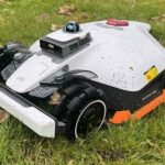 Robot tondeuse Mammotion Luba 3 AWD Lidar, modèle 1 500 m², en action sur une pelouse verte. Il est équipé d'un LiDAR 360° sur le dessus et d'une double caméra à l'avant pour la navigation.