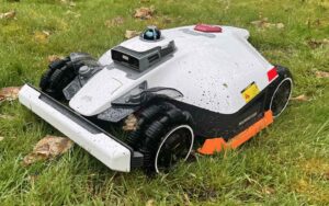 Robot tondeuse Mammotion Luba 3 AWD Lidar, modèle 1 500 m², en action sur une pelouse verte. Il est équipé d'un LiDAR 360° sur le dessus et d'une double caméra à l'avant pour la navigation.
