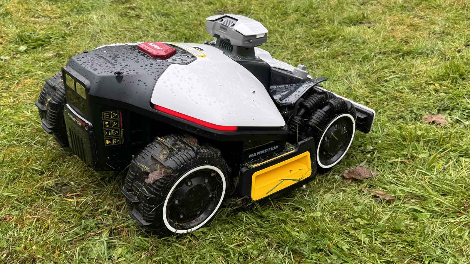 Robot tondeuse Mammotion Luba Mini 2 AWD vu de trois quarts arrière, avec ses quatre roues motrices tout-terrain