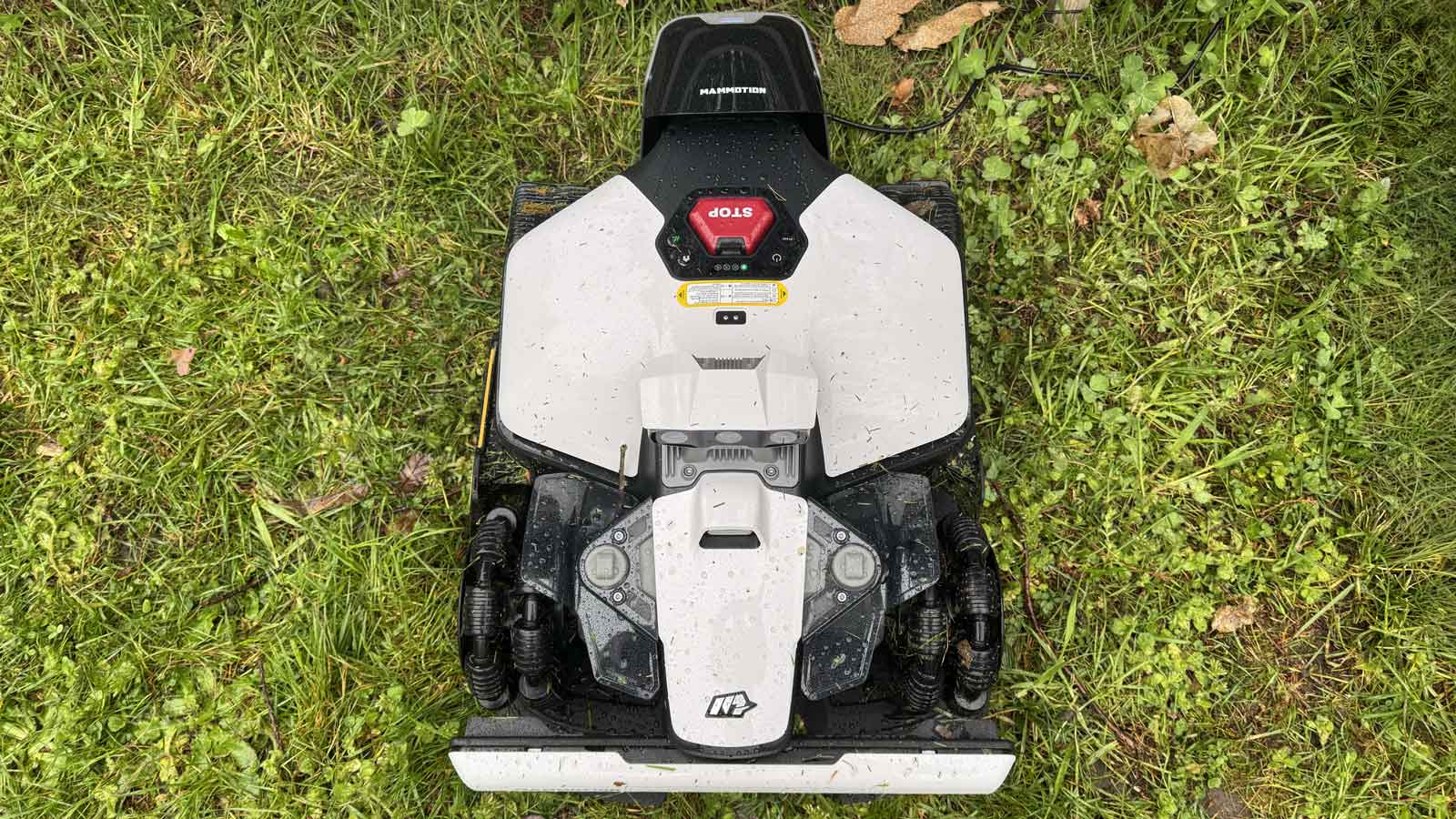 Vue de dessus du robot Luba Mini 2 AWD posé dans sa station de recharge