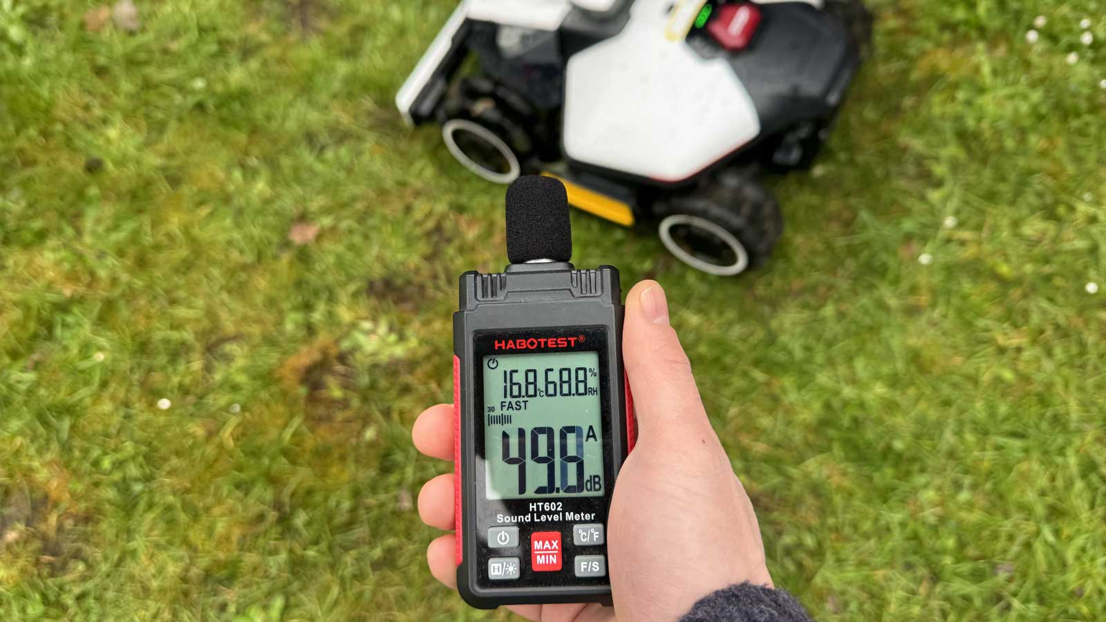 Mesure du niveau sonore du Luba Mini 2 AWD à 49,6 dB(A) à un mètre de distance