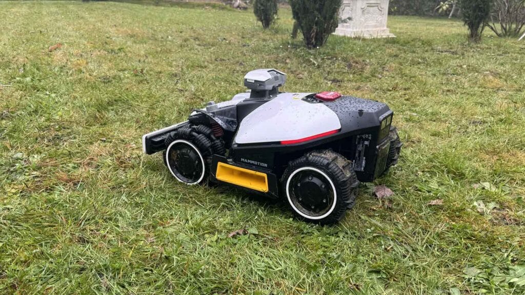 Robot tondeuse Luba Mini 2 AWD en cours de navigation sur la pelouse