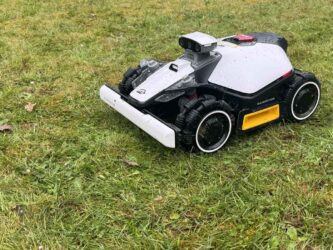 Robot Luba Mini 2 AWD à l’arrêt devant une grosse touffe d’herbe