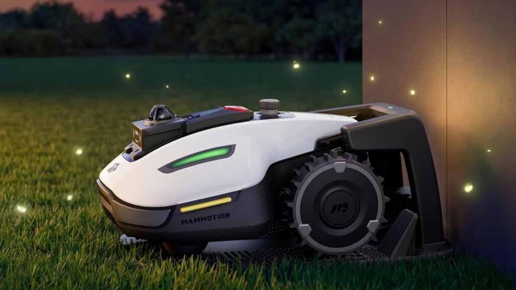Robot tondeuse Mammotion YUKA Mini 2 LiDAR en charge sur sa station avant de reprendre la tonte du jardin