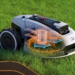 Vue en transparence du robot tondeuse sans fil Mammotion Yuka 3000 montrant son système à double disque de coupe sur une pelouse.