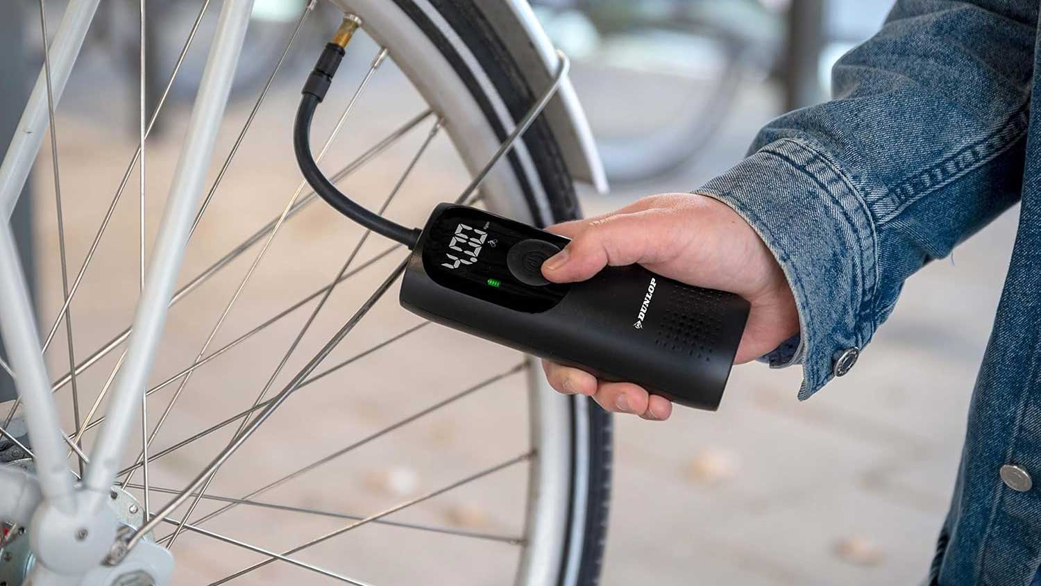 Mini compresseur Dunlop en train de gonfler un pneu de vélo