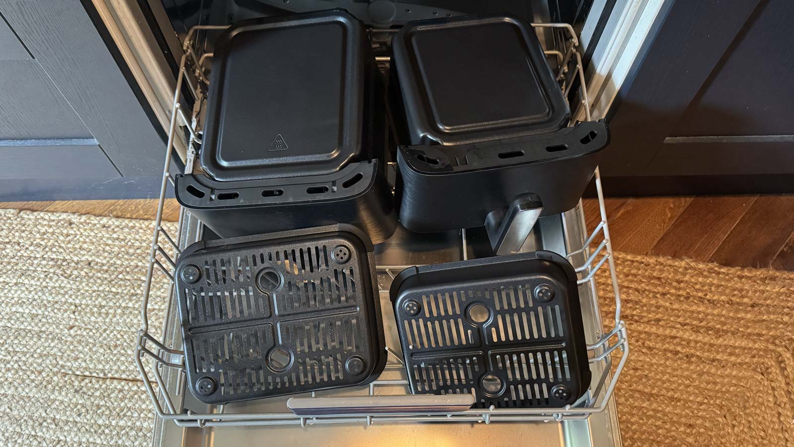 Tiroirs et paniers du Moulinex Easy Fry Crispy Stack rangés dans un lave-vaisselle