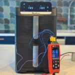 Moulinex Easy Fry Crispy Stack sur un plan de travail pendant un relevé de température