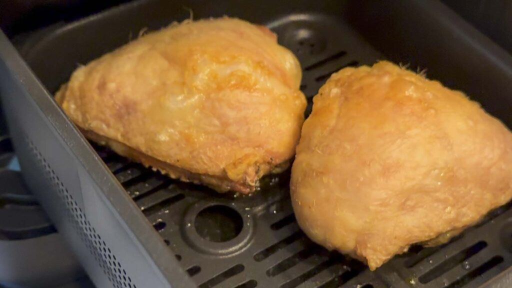 Poulet cuit dans le Moulinex Easy Fry Crispy Stack après notre test de cuisson
