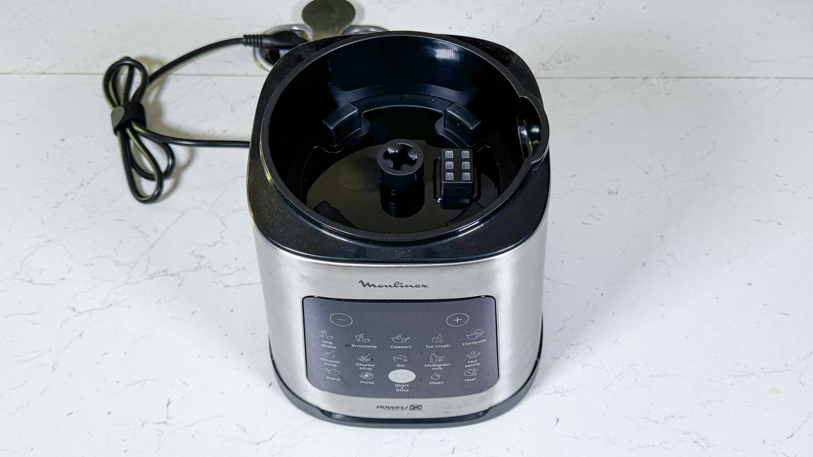 Bloc moteur du Moulinex Perfectmix Cook avec coque métallique et panneau de commande tactile