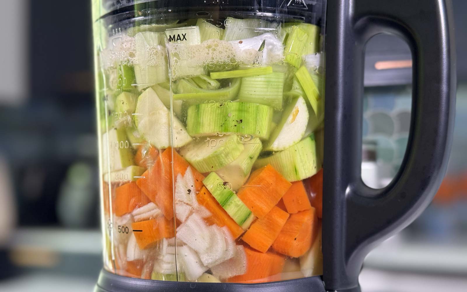 Légumes en train de cuire dans le Moulinex Perfectmix Cook avec montée en température pour soupe