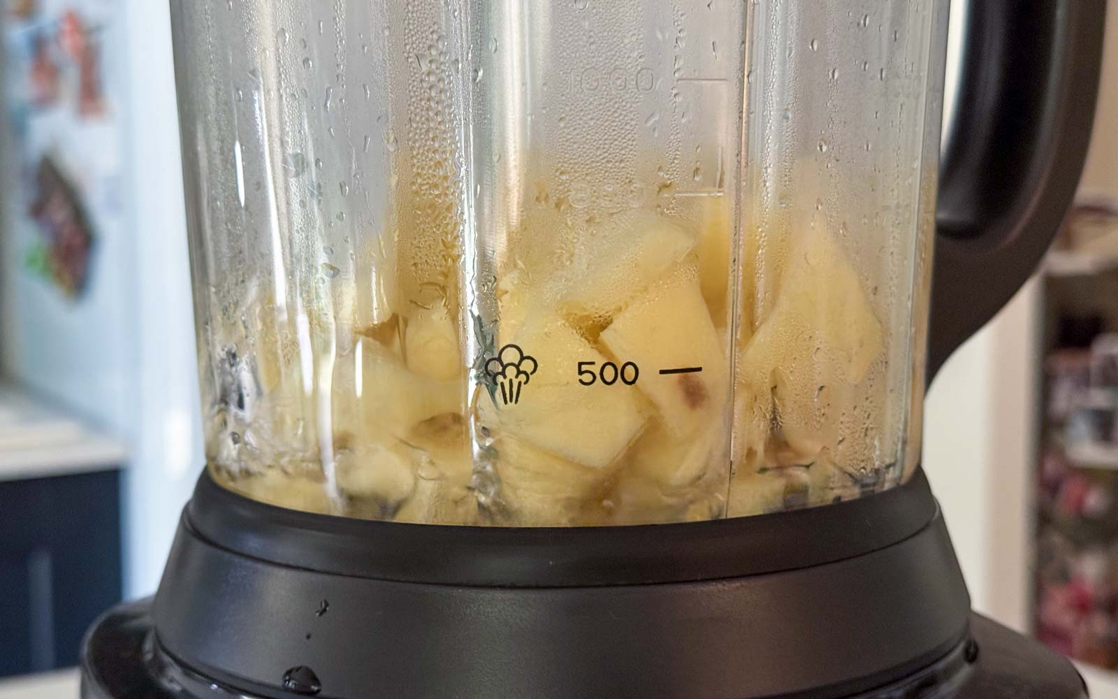 Morceaux de fruits dans le blender Moulinex Perfectmix Cook lors de la préparation d’une compote maison