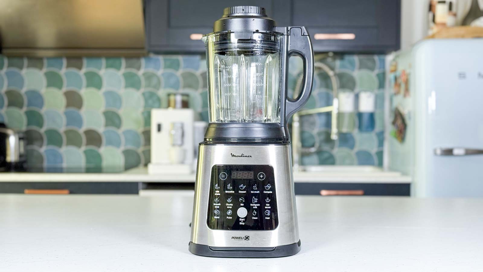 Blender chauffant Moulinex Perfectmix Cook complet avec bol en verre vide posé sur son socle