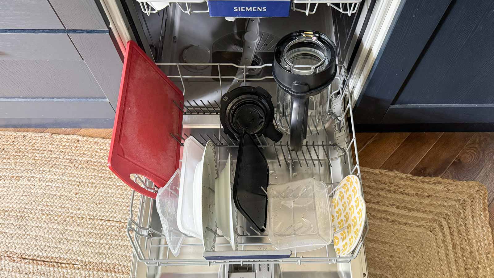 Bol et couvercle du Moulinex Perfectmix Cook placés dans un lave-vaisselle pour nettoyage