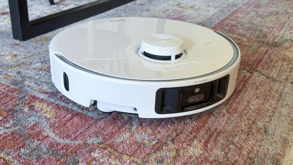 Aspirateur robot Mova P70 Pro Ultra aspirant un grand tapis à motifs colorés.