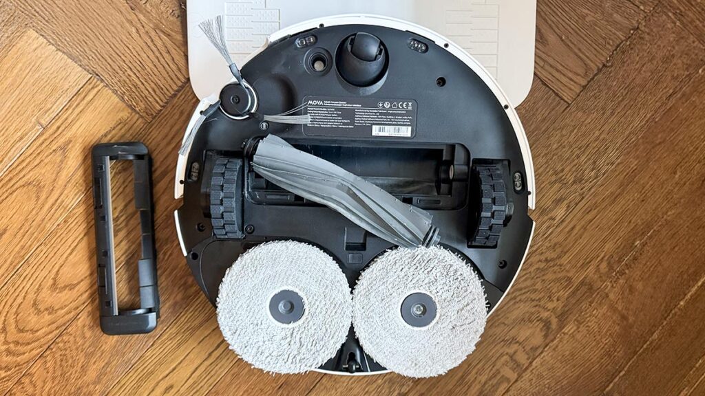Dessous de l'aspirateur robot Mova P70 Pro Ultra montrant la brosse centrale en caoutchouc et les deux serpillières rotatives.