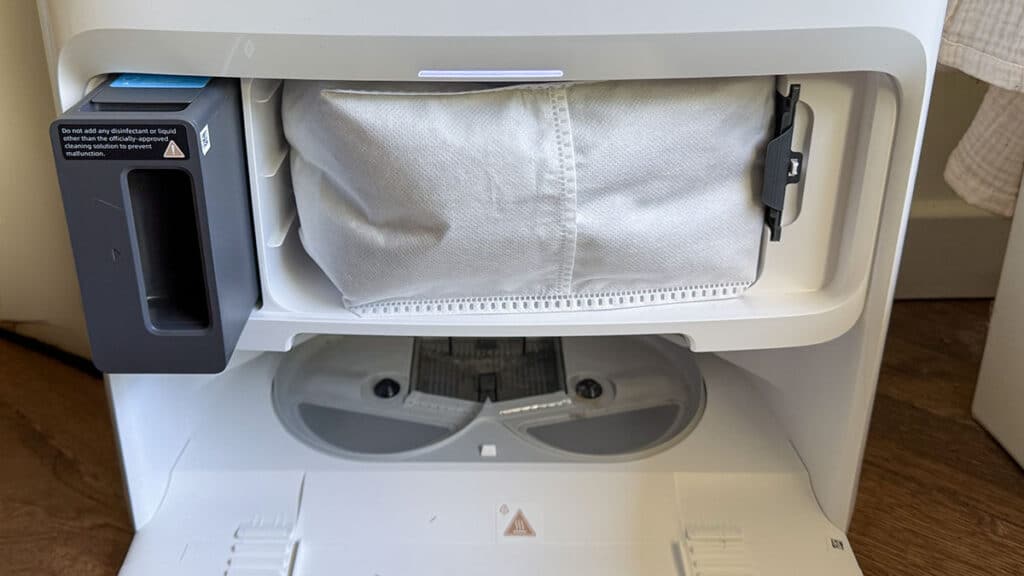 Intérieur de la station multifonction du Mova P70 Pro Ultra montrant le sac à poussière blanc et le module de nettoyage en bas.