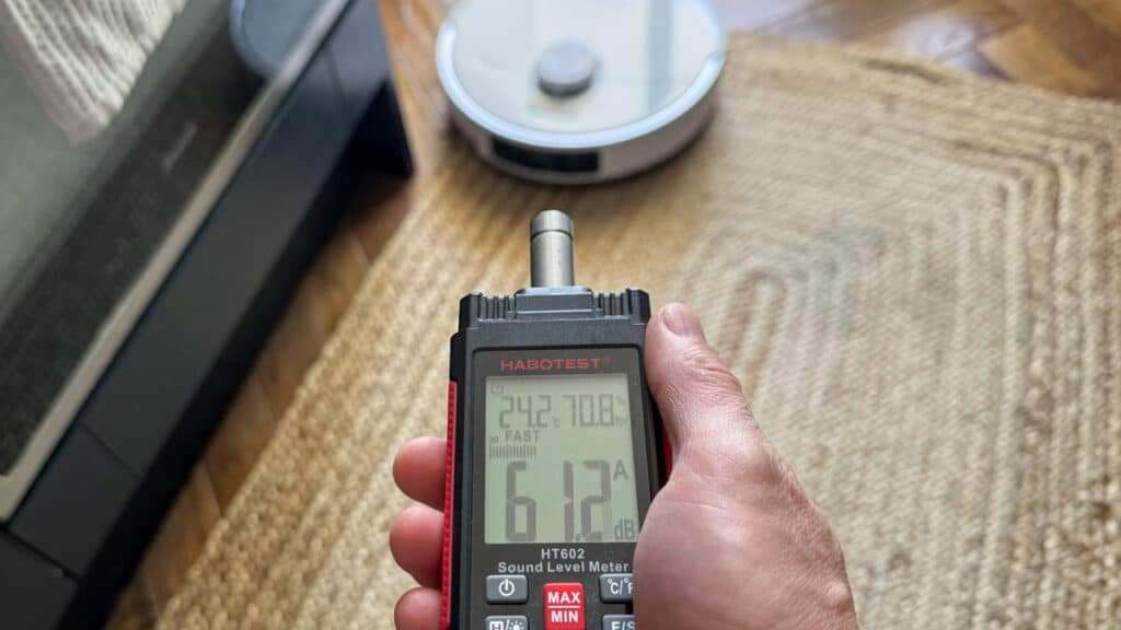 Mesure du niveau sonore de l'aspirateur robot Mova P70 Pro Ultra avec un sonomètre affichant 61,2 décibels.
