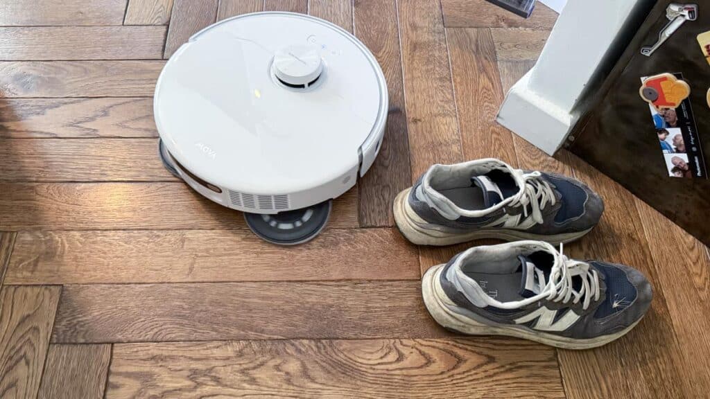 Aspirateur robot Mova P70 Pro Ultra contournant un obstacle sur un parquet en conservant une large distance de sécurité.