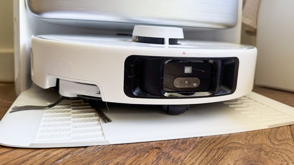Gros plan sur la caméra et les capteurs en façade du robot aspirateur Mova P70 Pro Ultra dans sa station.