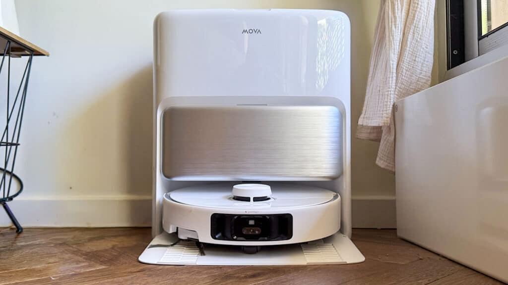 Aspirateur robot laveur Mova P70 Pro Ultra blanc garé dans sa grande station d'autovidage avec finition en métal brossé.