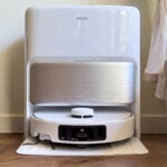 Aspirateur robot laveur Mova P70 Pro Ultra blanc garé dans sa grande station d'autovidage avec finition en métal brossé.