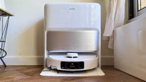 Aspirateur robot laveur Mova P70 Pro Ultra blanc garé dans sa grande station d'autovidage avec finition en métal brossé.