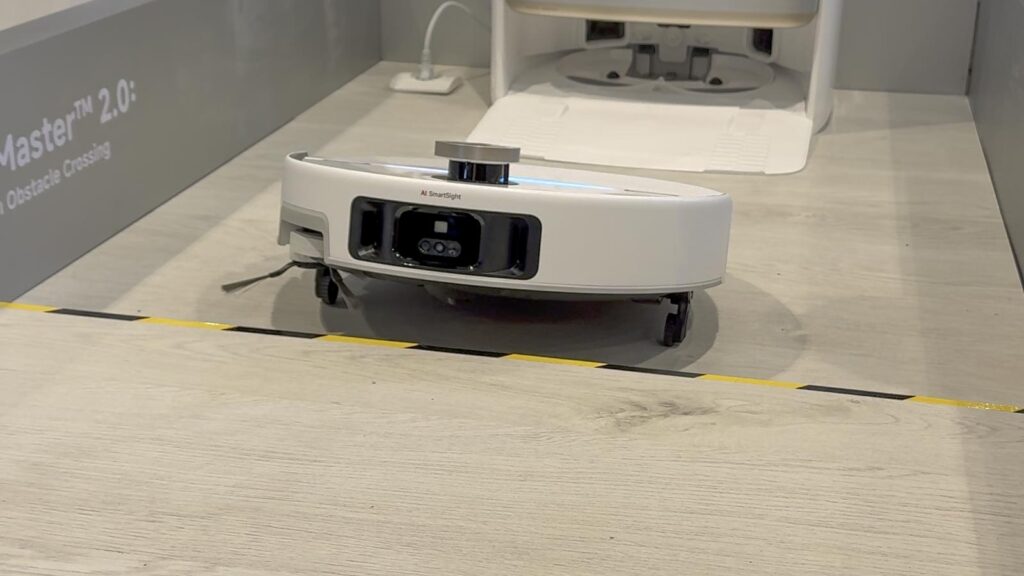 Robot aspirateur Mova V70 Ultra Complete franchissant un seuil grâce à StepMaster 2.0