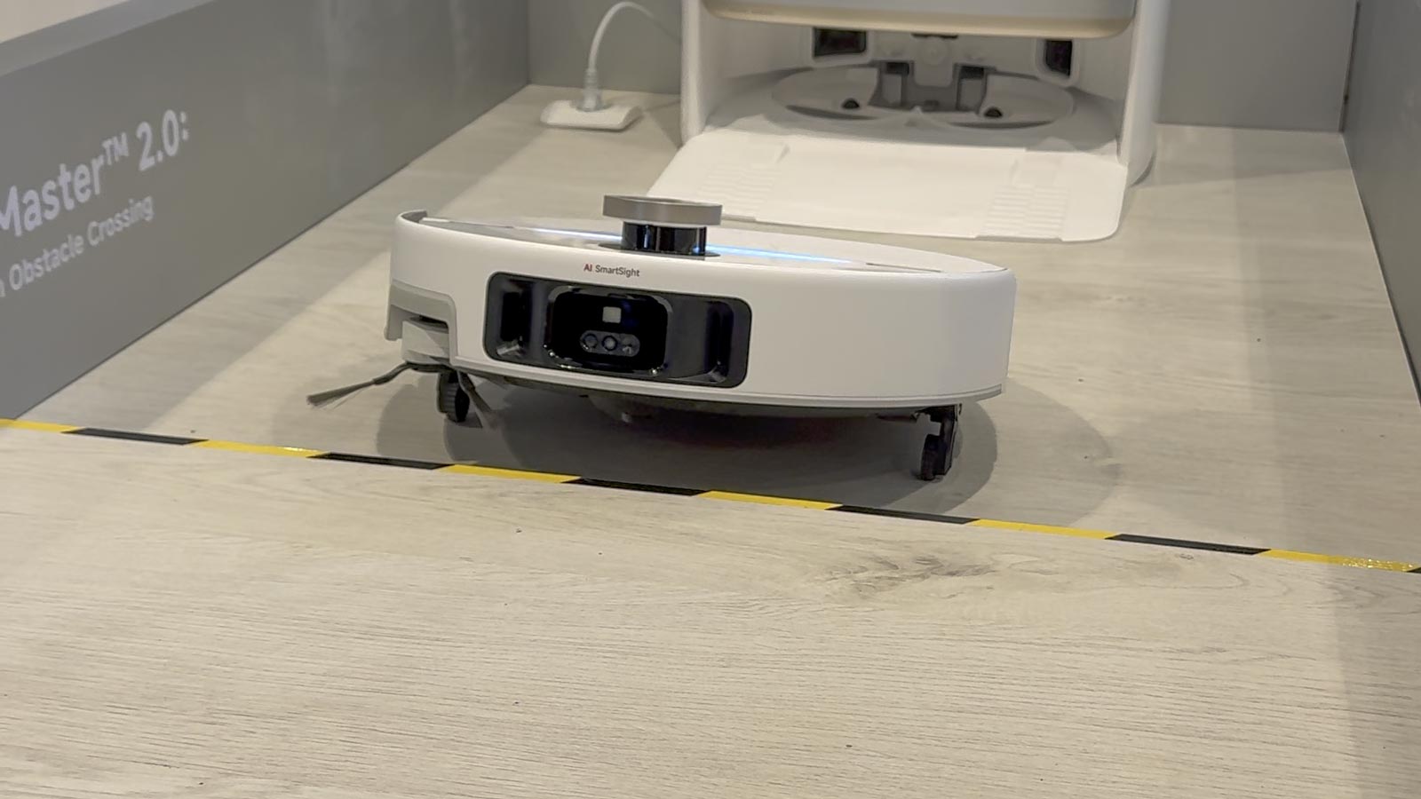 Robot aspirateur Mova V70 Ultra Complete franchissant un seuil grâce à StepMaster 2.0