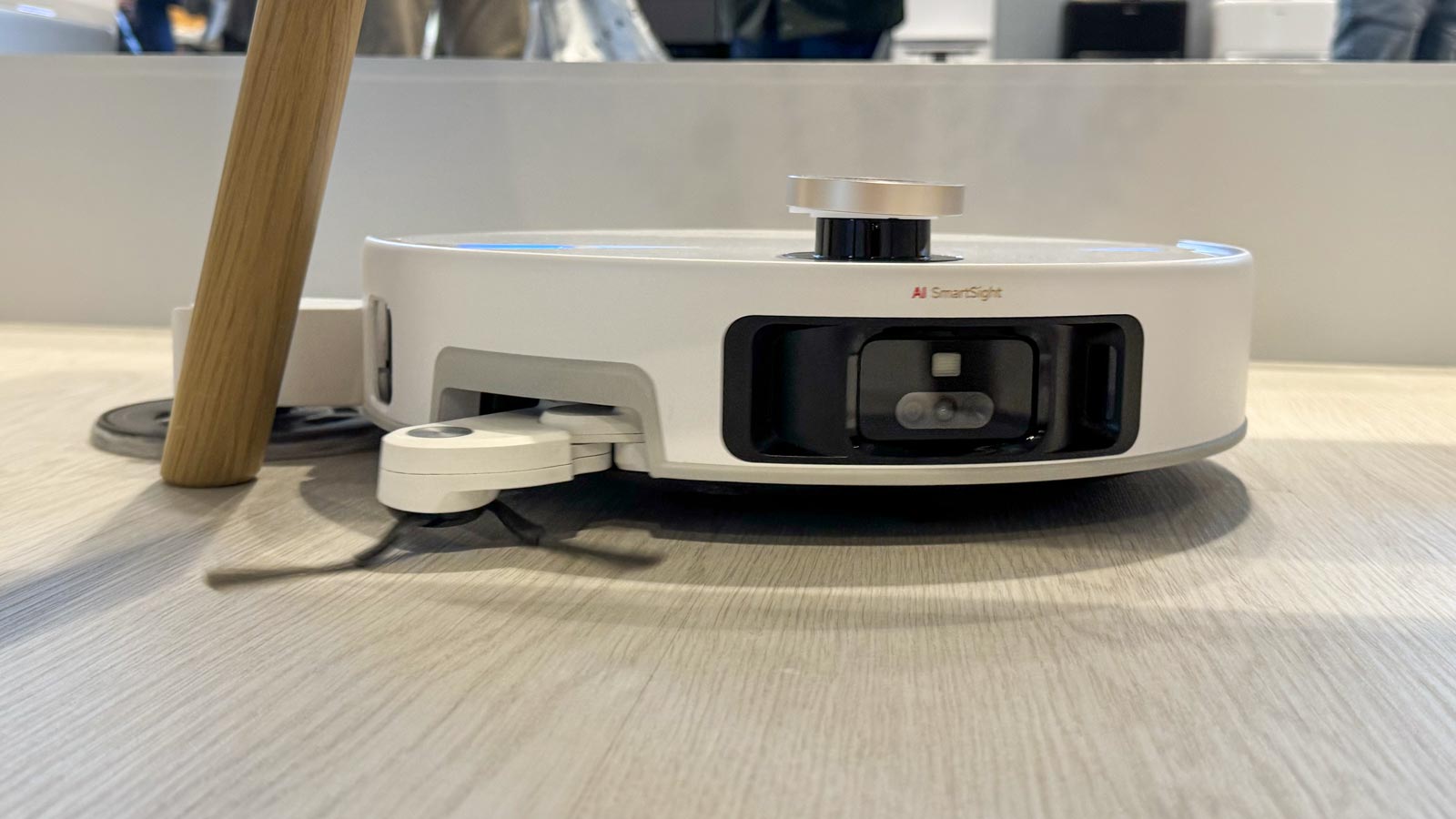 Technologie MaxiReach X du Mova V70 Ultra Complete avec brosse et serpillière déportées pour nettoyer les bords et les angles