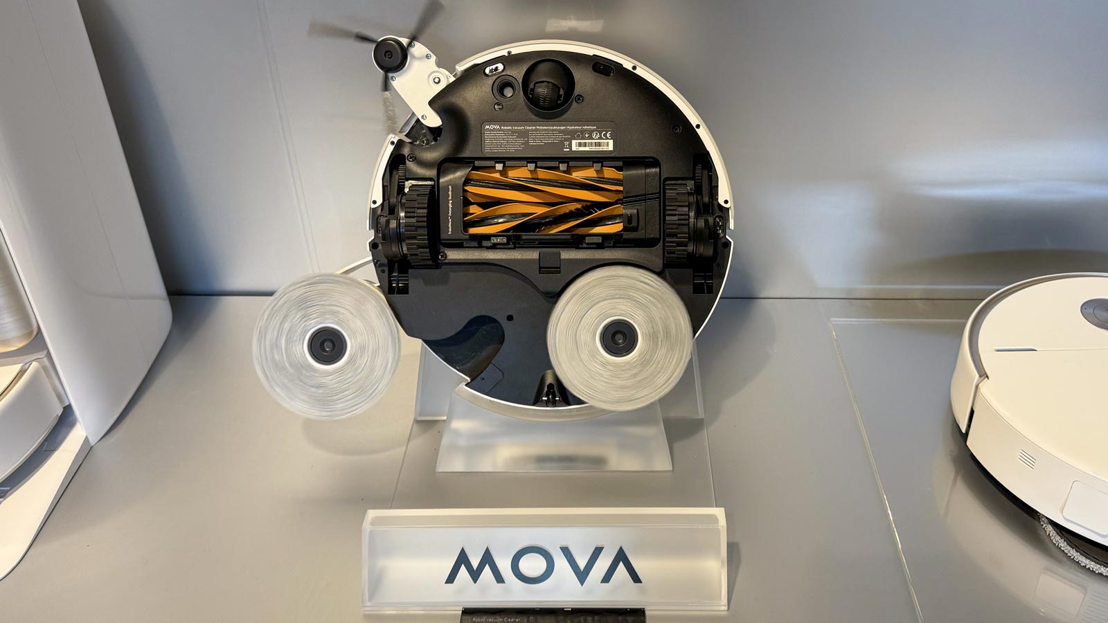 Aspiration puissante 40 000 Pa du Mova V70 Ultra Complete sur un tapis