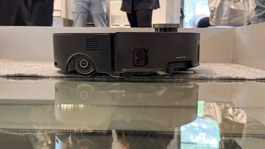 Mova Z70 Ultra Roller Complete en train d'aspirer un tapis avec 36 000 Pa de puissance