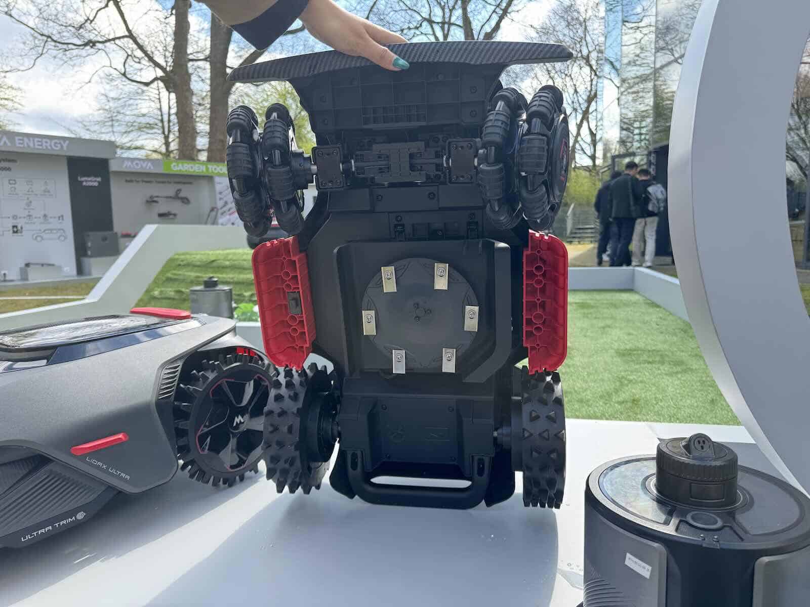 Le robot tondeuse Mova LiDAX Ultra 1000 AWD Flex © Labo Maison