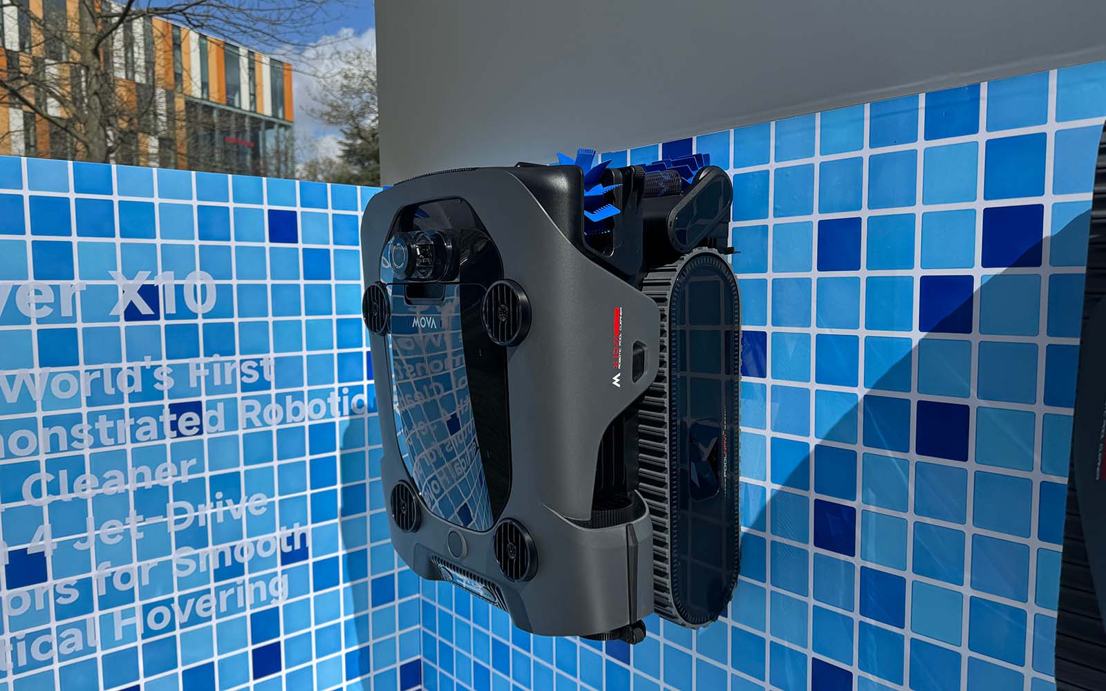 Le robot piscine Mova Rover X10 © Labo Maison