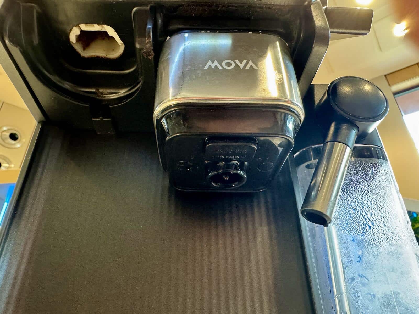 Le système de tamping et d'extraction de la Mova SN20 Ultra © Labo Maison