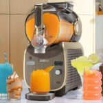 Vue rapprochée de la Ninja Slushi Max avec différentes recettes de granités réalisées avec la machine.