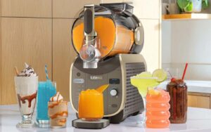 Vue rapprochée de la Ninja Slushi Max avec différentes recettes de granités réalisées avec la machine.