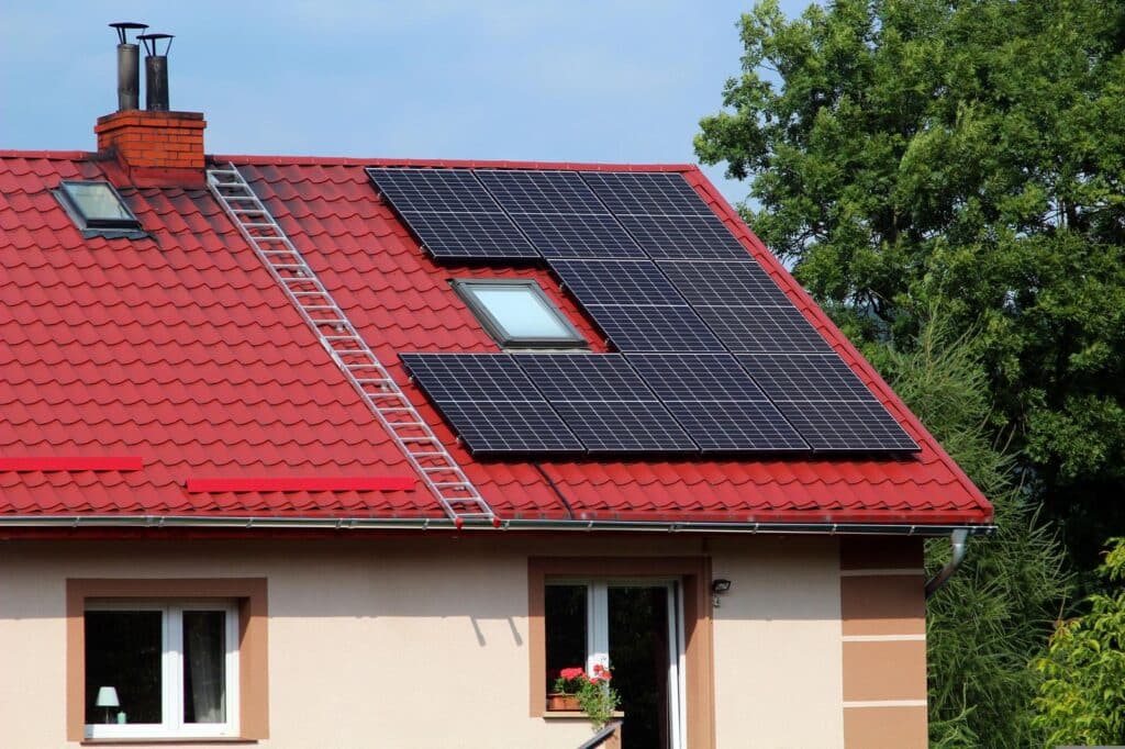 Panneaux solaires installés sur le toit d'une maison