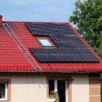 Panneaux solaires installés sur le toit d'une maison