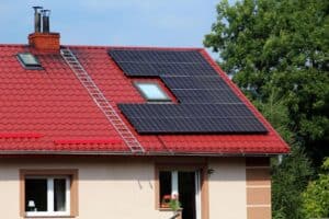 Panneaux solaires installés sur le toit d'une maison