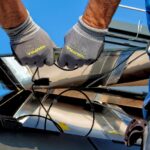 Deux individus en train de poser des panneaux solaires