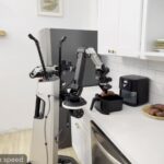 Physical Intelligence dévoile π0.7, un modèle capable de guider des robots sur des tâches inconnues. Une avancée majeure vers des robots plus autonomes.